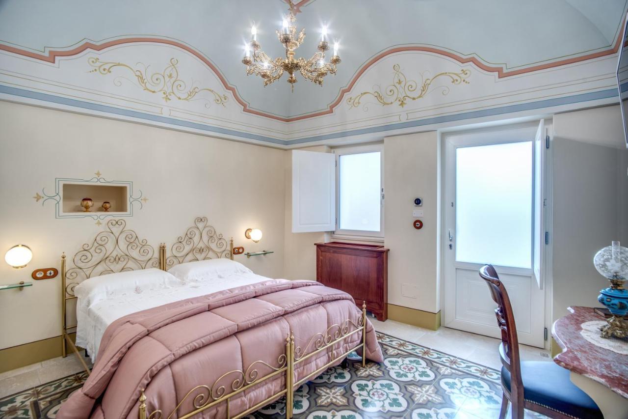 Bed and Breakfast Palazzo Stunis - Dimora Di Charme à Ostuni Extérieur photo